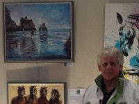 L'artiste devant ses oeuvres